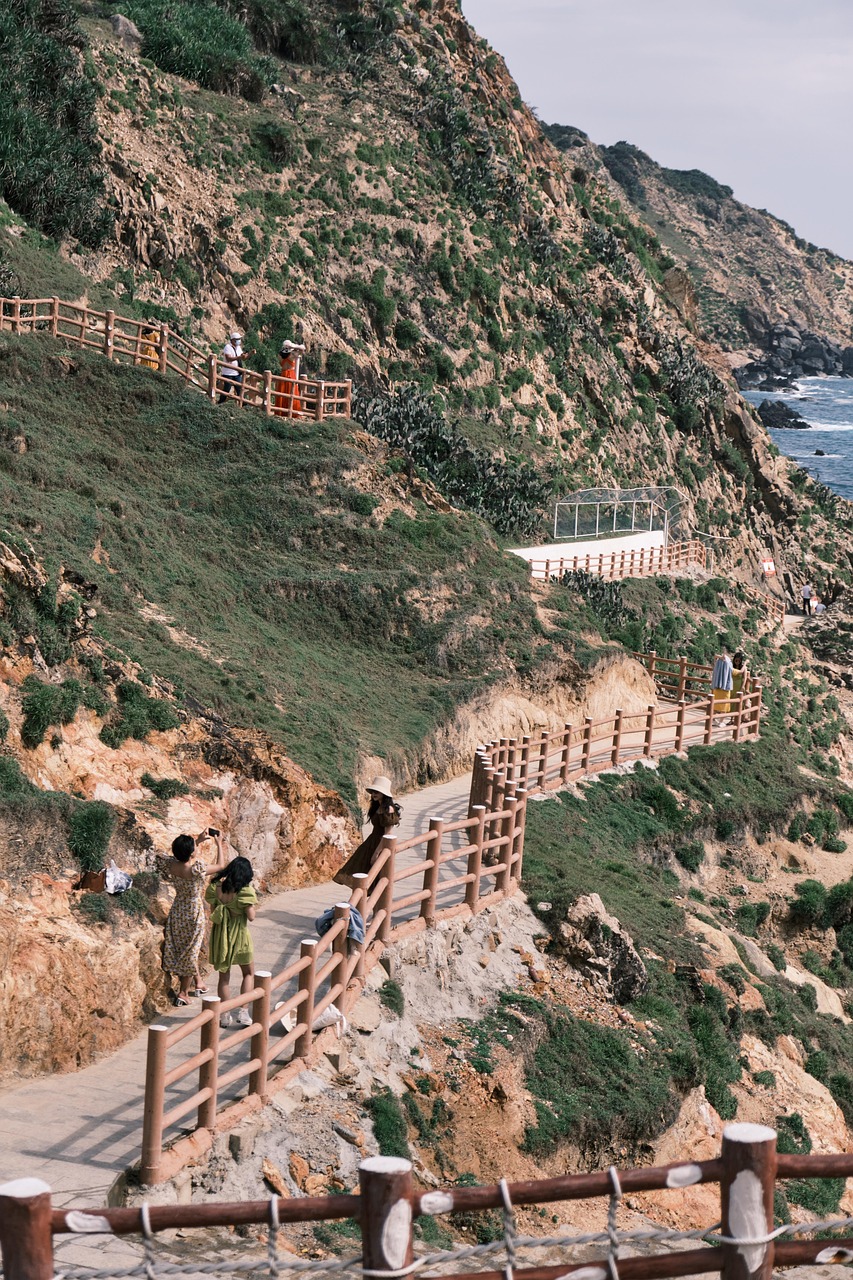 Sentier en bois aménagé le long des falaises côtières près de Quy Nhơn, avec vue sur la mer
