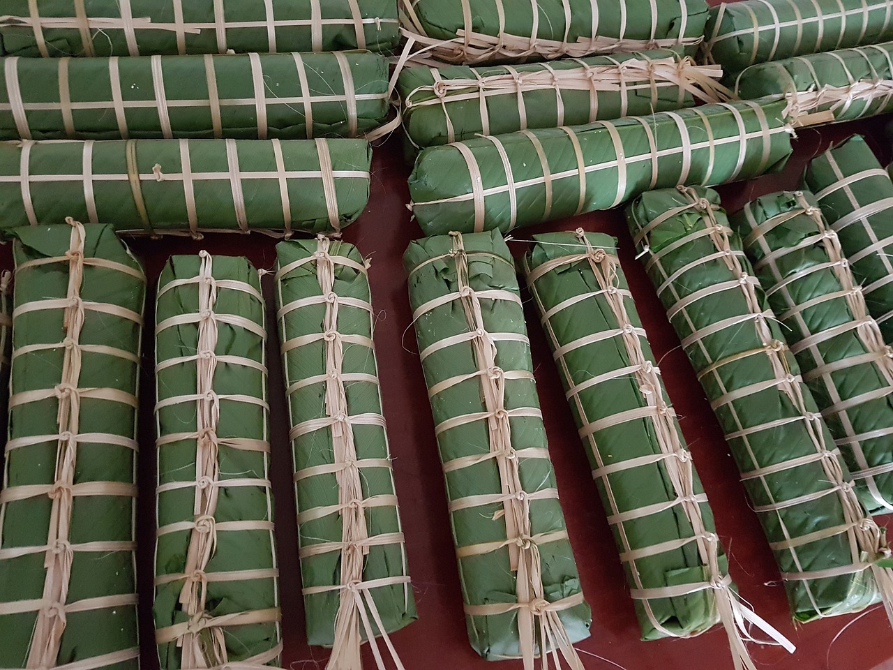 Những hàng bánh tét hình trụ gói lá, buộc dây