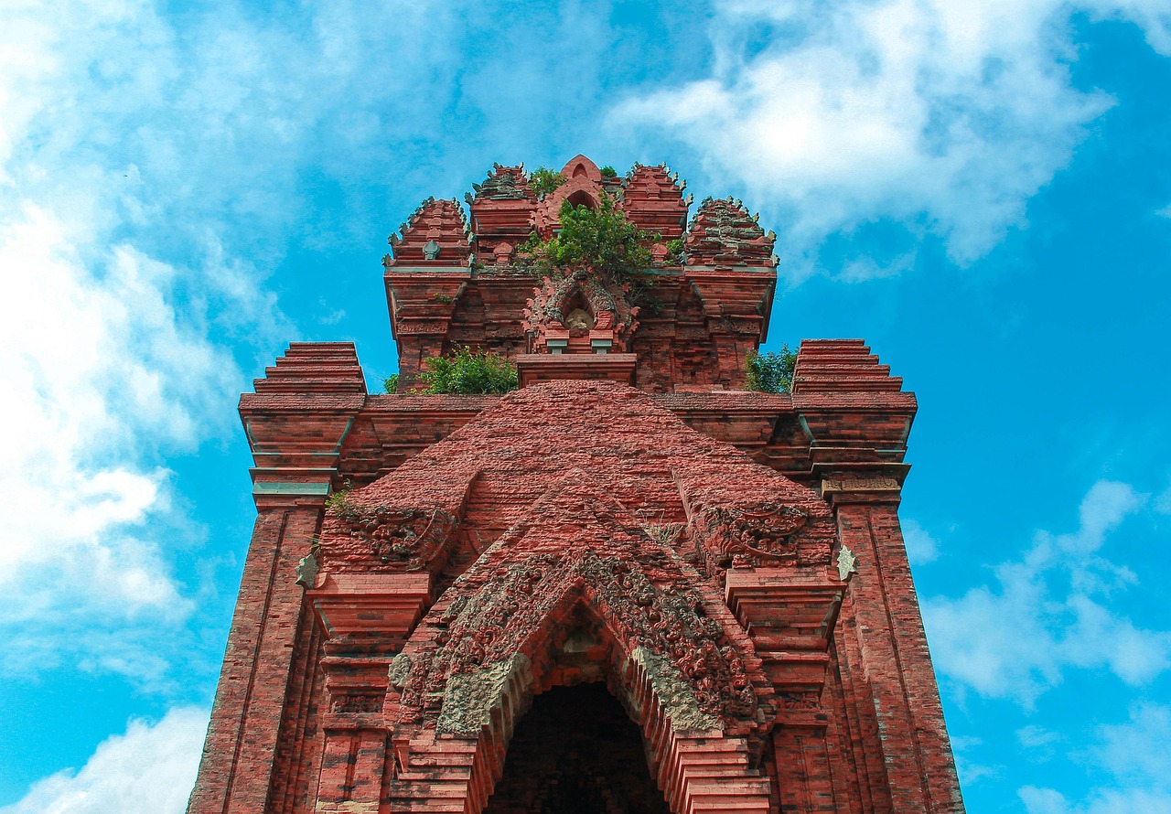 Tour cham en briques rouges de Bánh Ít, sur une colline près de Quy Nhơn, sous un ciel bleu