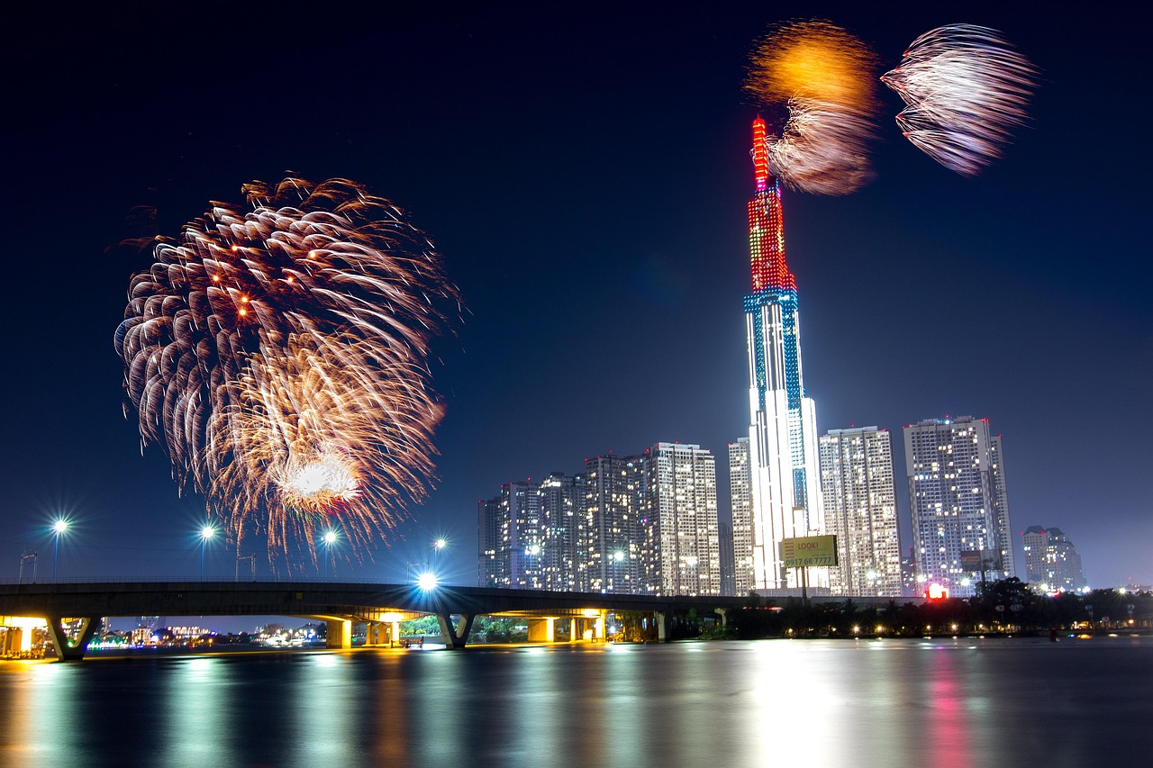 Pháo hoa rực sáng bầu trời phía trên tòa nhà Landmark 81 tại Thành phố Hồ Chí Minh