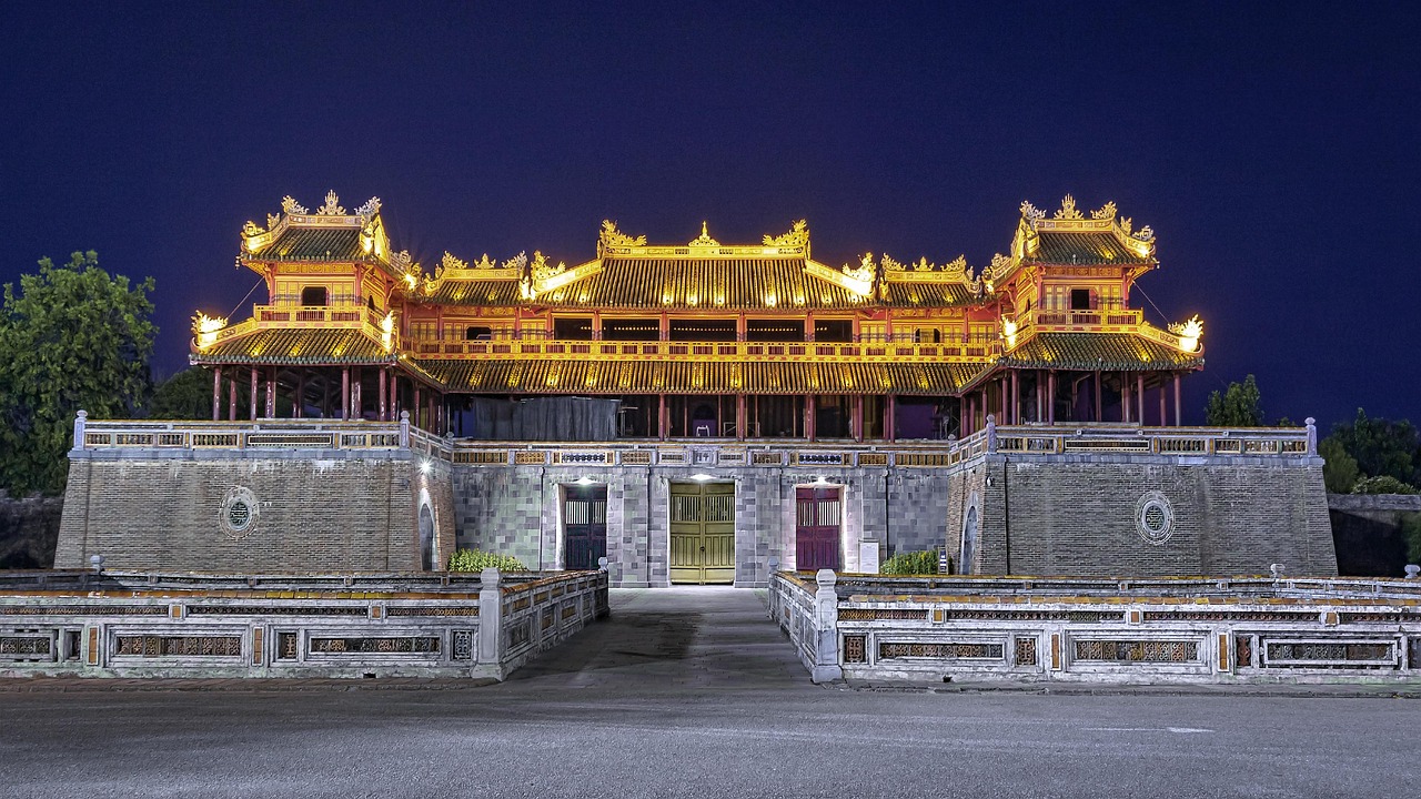 La porte de la Cité impériale de Huế illuminée au crépuscule, point de départ du train vers Phong Nha